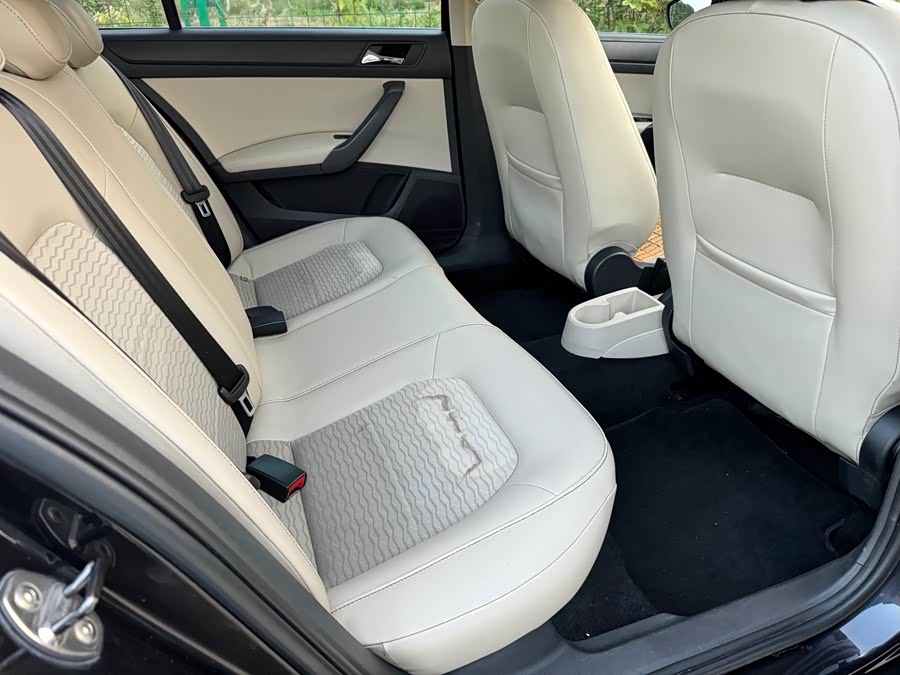 Skoda Rapid 2013 imagen de coche #9