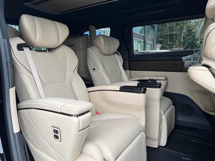 Toyota Alphard car image #9