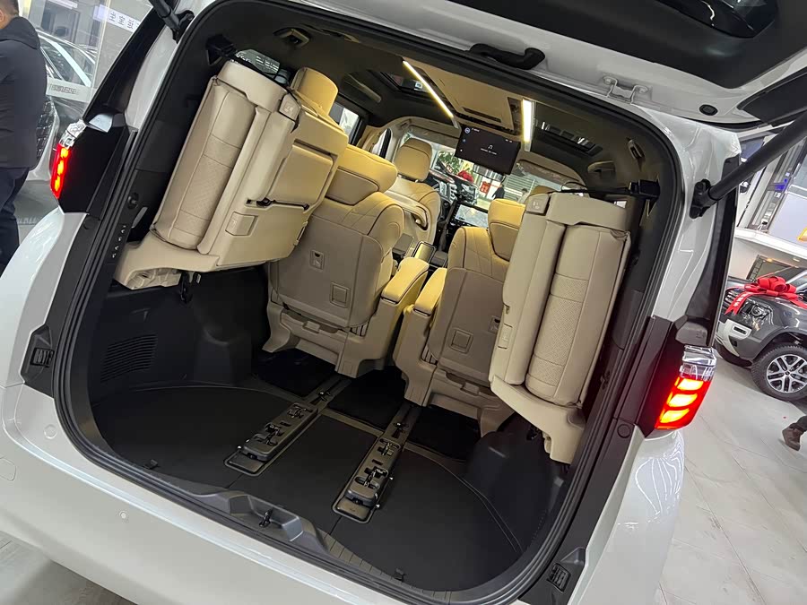 Toyota Alphard 2023 car image #9