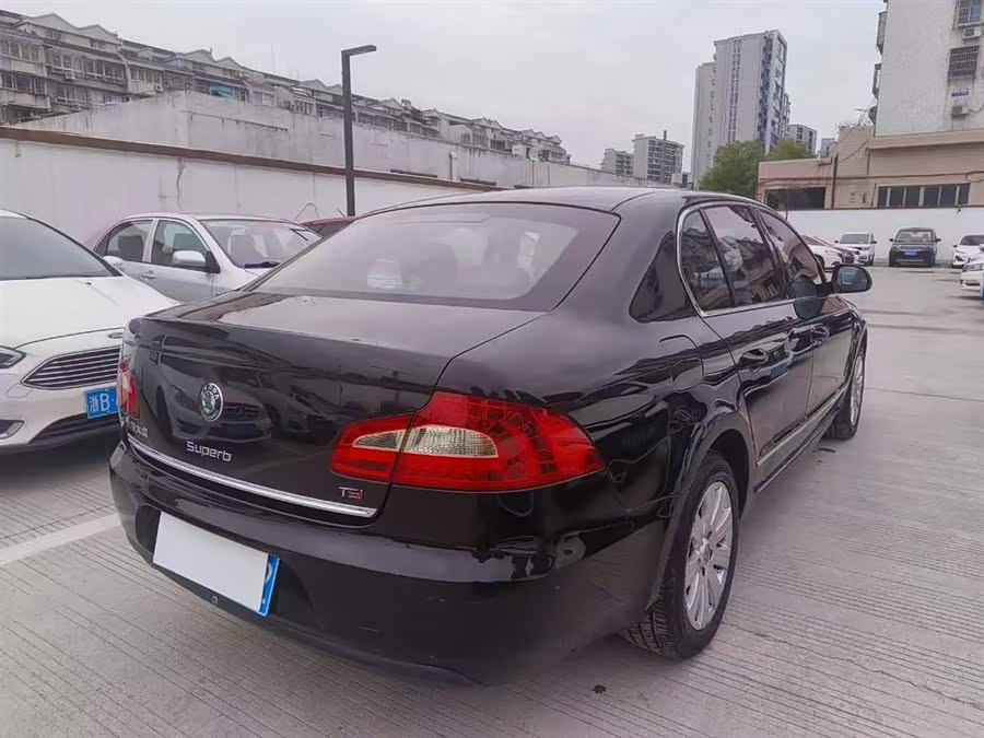 Skoda Superb 2013 car image #9