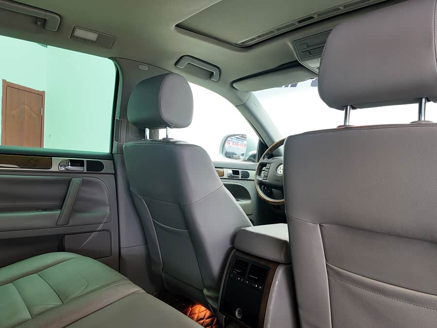 Volkswagen Touareg 2010 immagine di auto #9