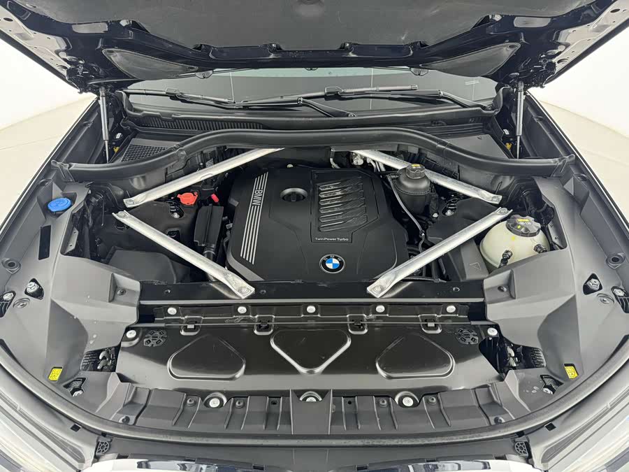 BMW X7 2020 car image #9