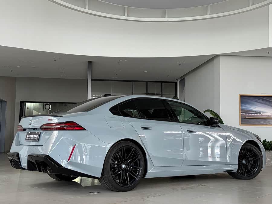 BMW M5 New Energy immagine di auto #9