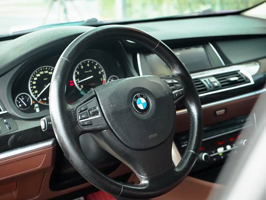 BMW 5 Series GT 2012 immagine di auto #9