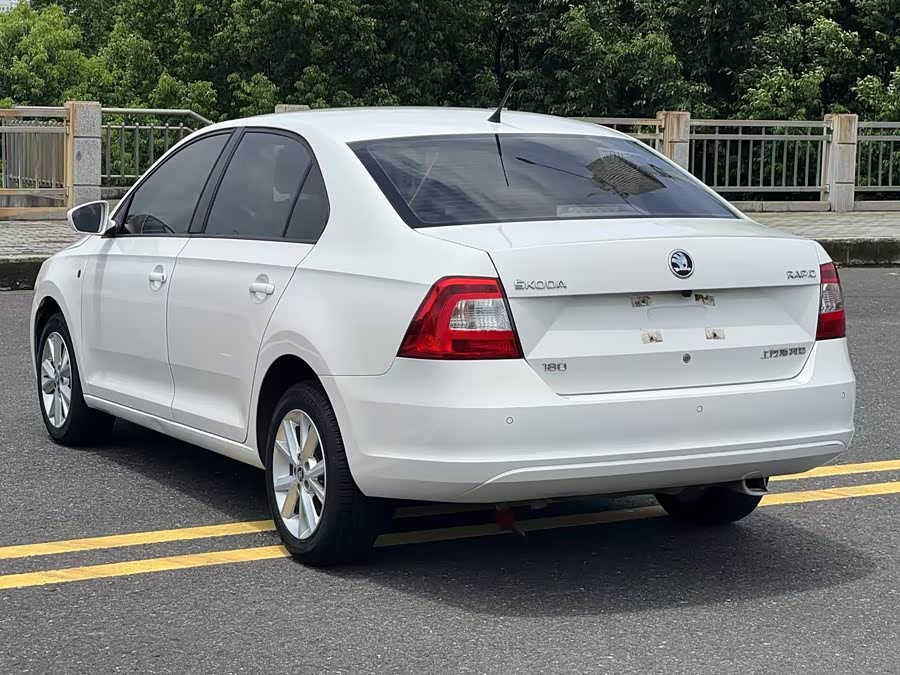 Skoda Rapid 2016 car image #9