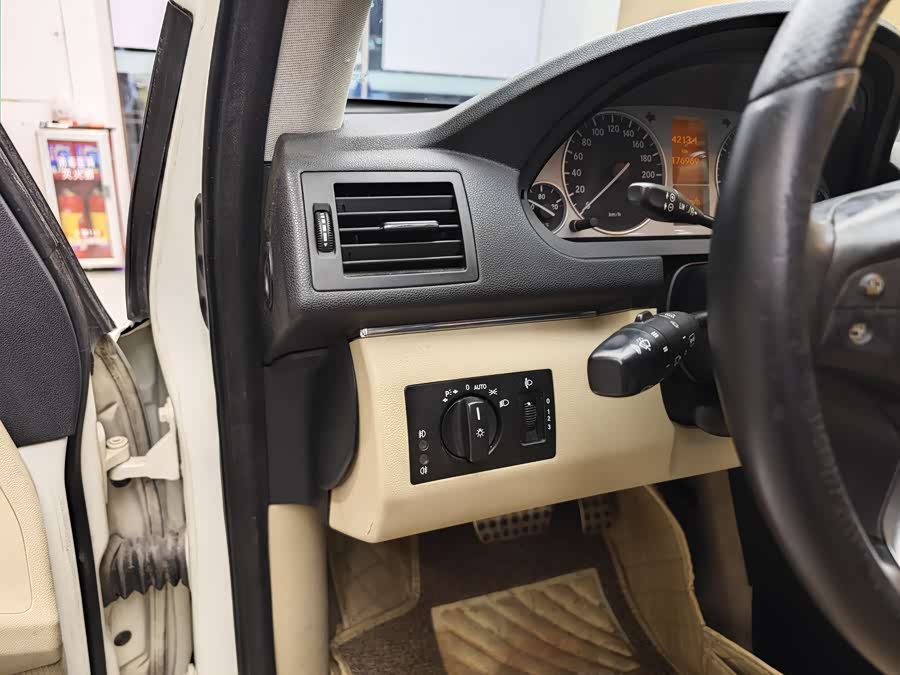 Mercedes-Benz B Class 2011 car image #9