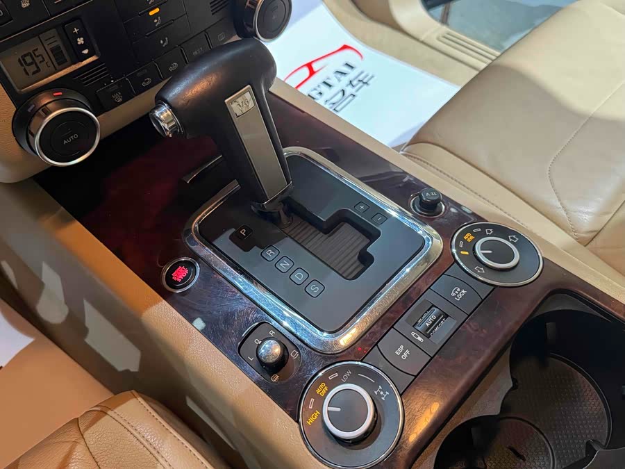 Volkswagen Touareg 2010 immagine di auto #9