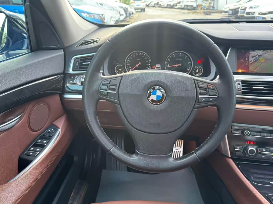 BMW 5 Series GT 2015 immagine di auto #9