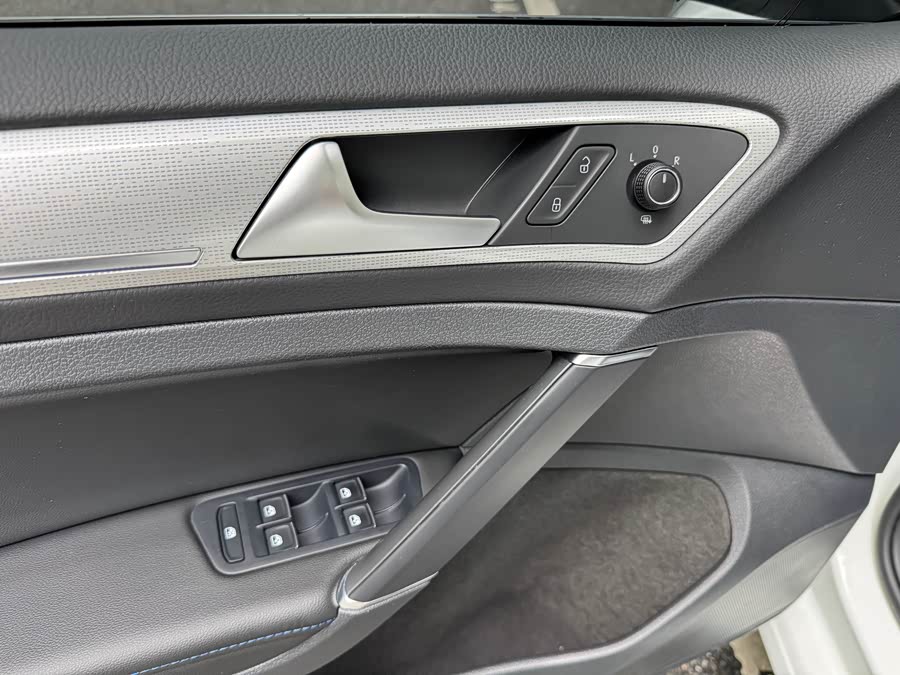 Volkswagen Golf Pure Electric 2021 car image #9