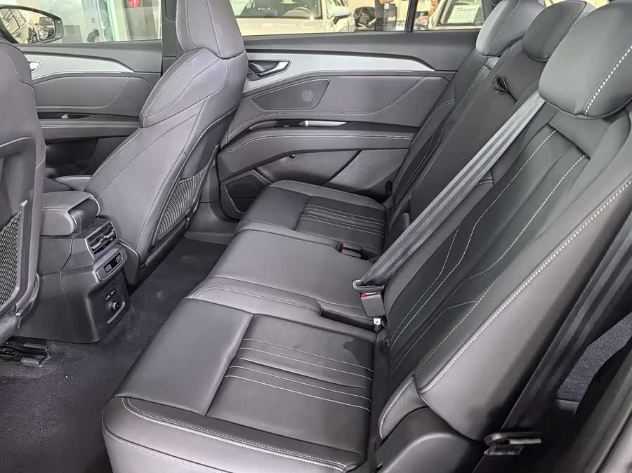 Audi Q5 e-tron 2024 صورة سيارة #9