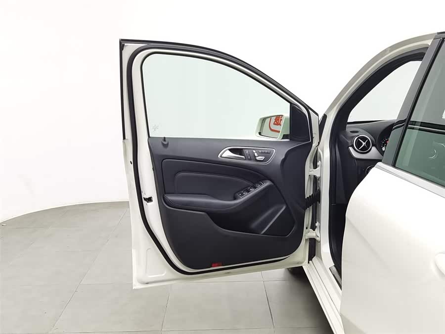 Mercedes-Benz B Class 2017 car image #9