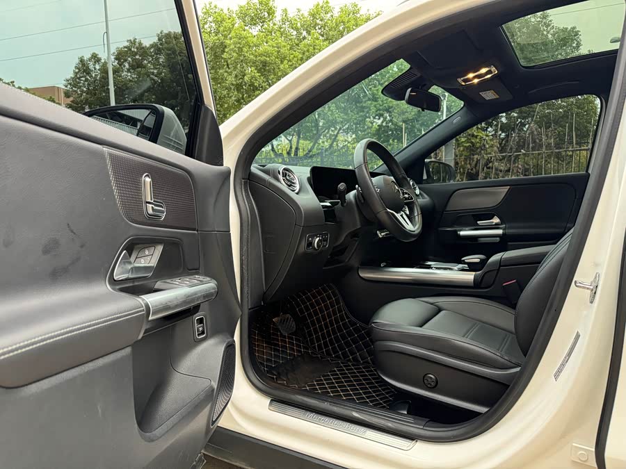 Mercedes-Benz GLA Class 2022 car image #9