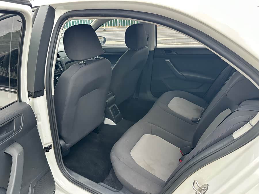 Skoda Rapid 2015 imagen de coche #9