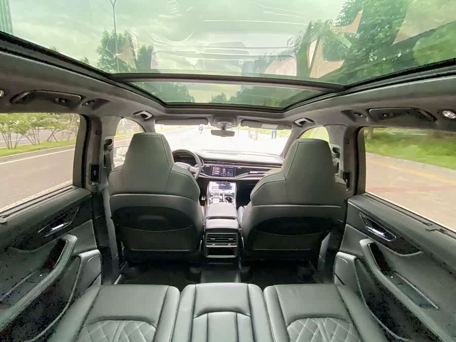 Audi SQ7 2025 car image #9