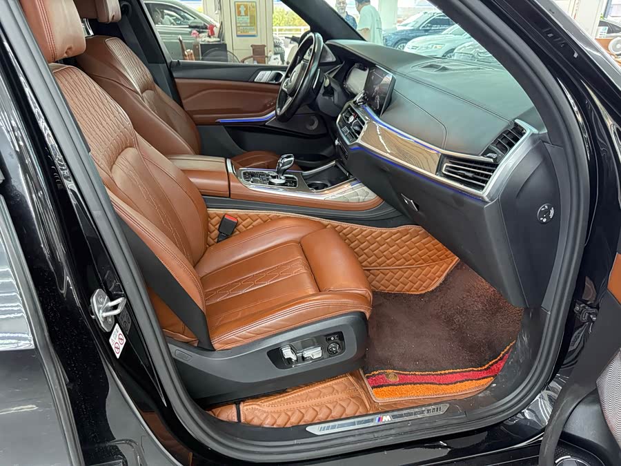 BMW X7 2020 car image #9