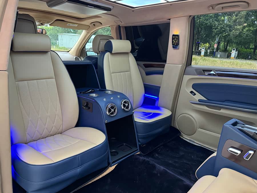 Mercedes-Benz GL Class 2011 car image #9