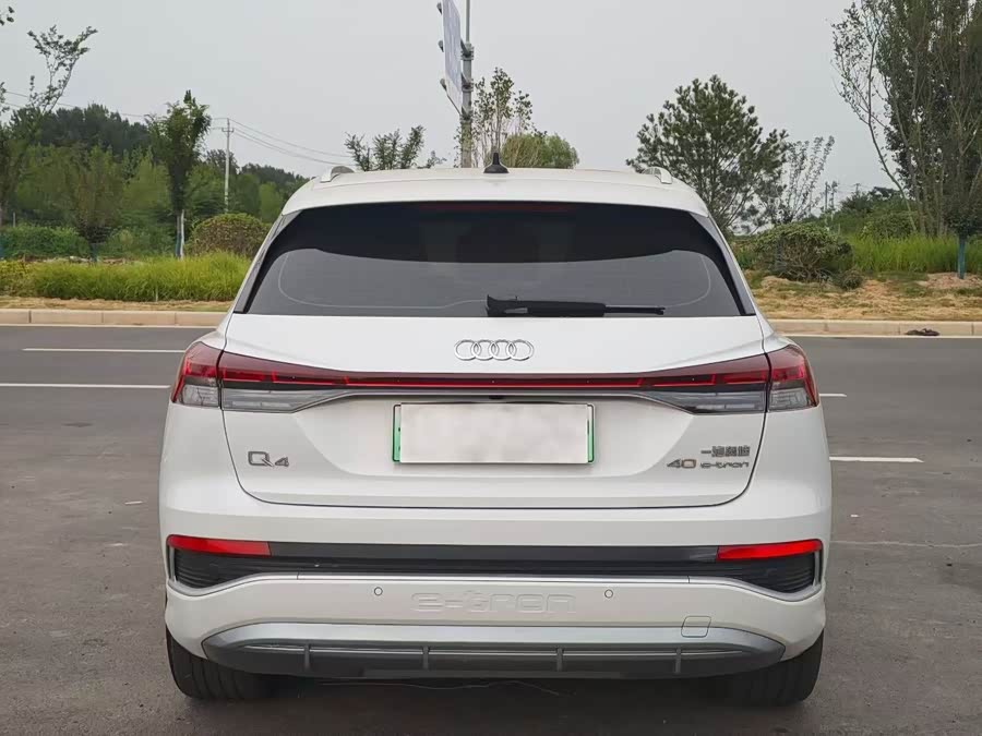 Audi Q4 e-tron 2023 immagine di auto #9