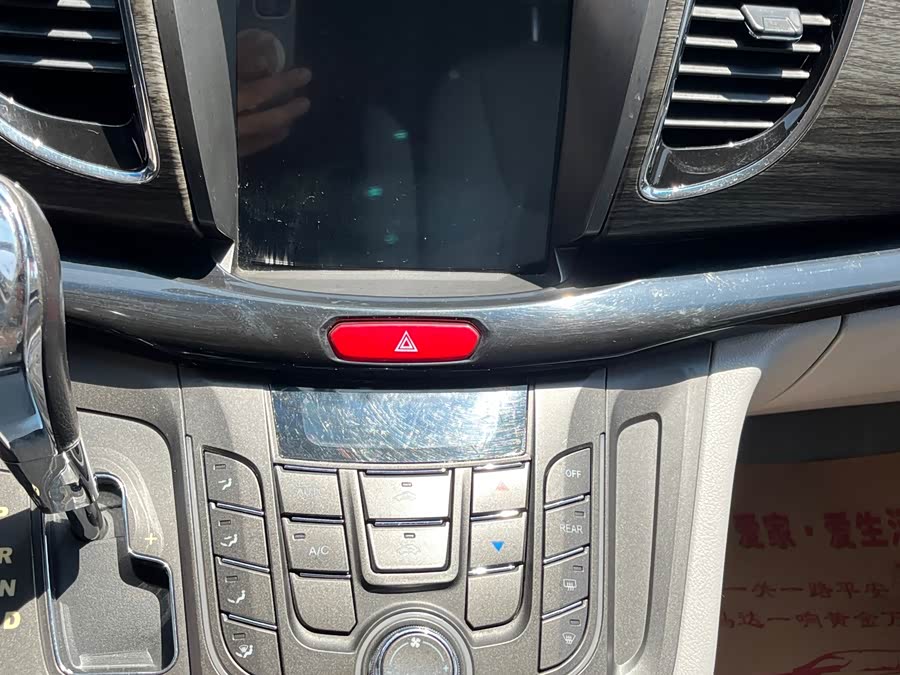 JAC 2015 car image #9