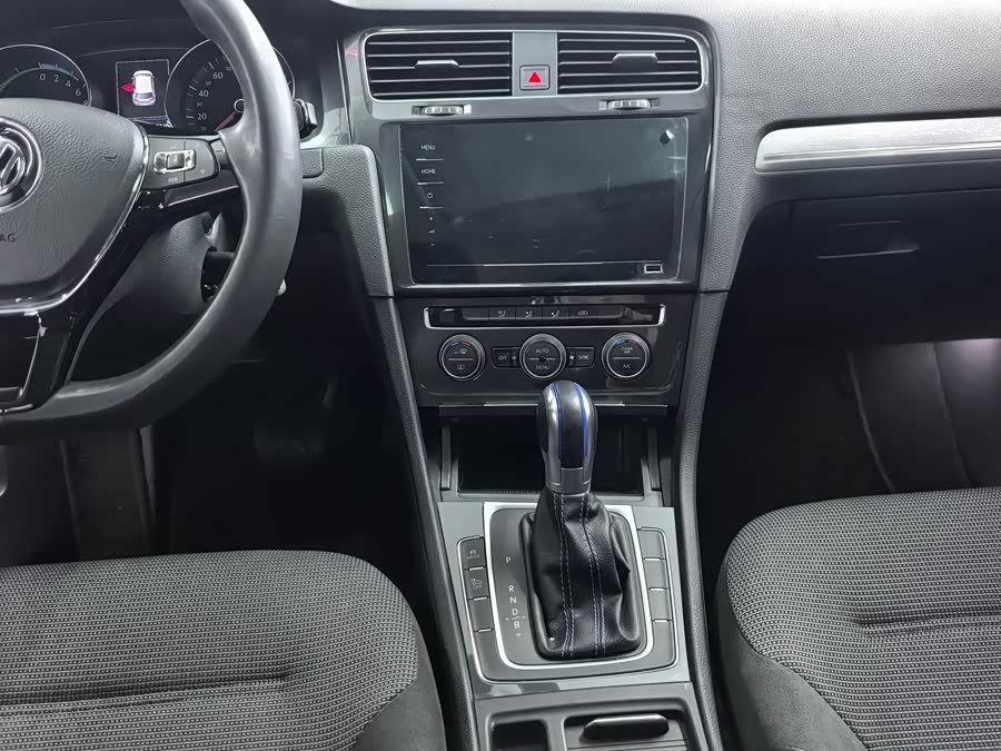 Volkswagen Golf Pure Electric 2020 car image #9