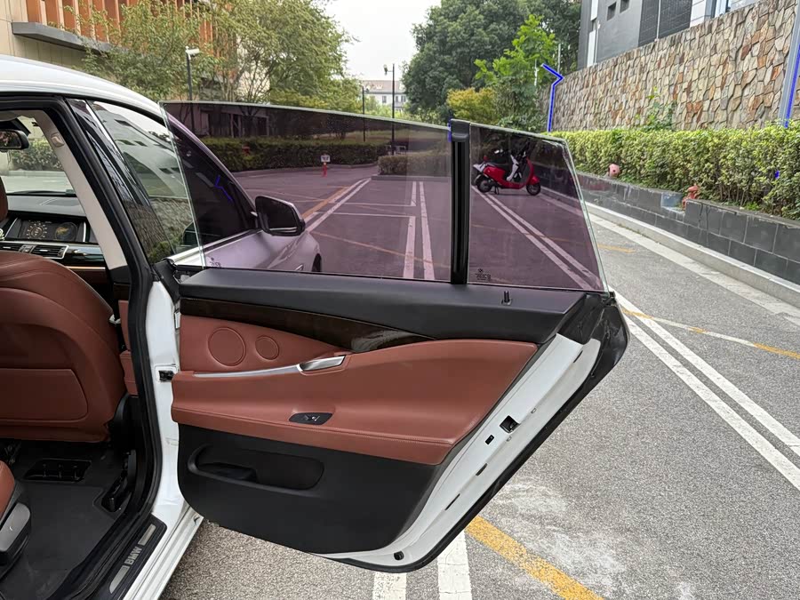 BMW 5 Series GT 2015 immagine di auto #9