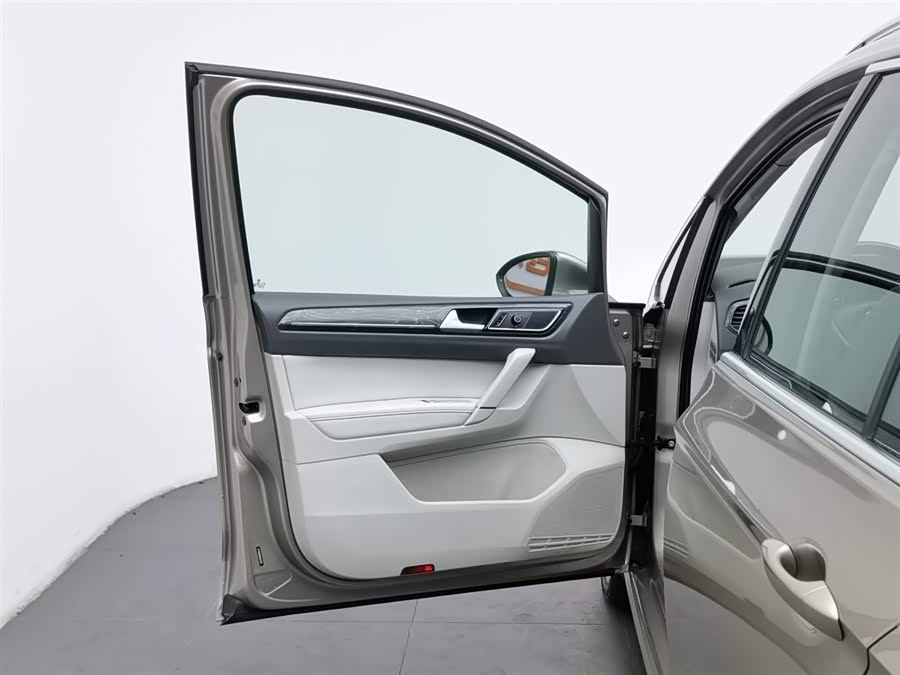 Volkswagen Golf Sportsvan 2016 car image #9