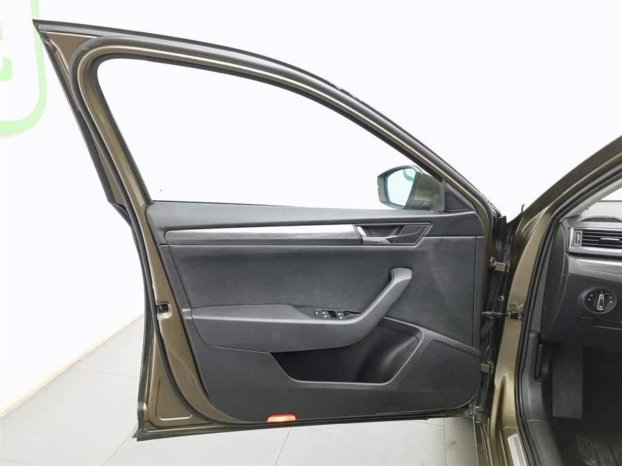 Skoda Superb 2016 car image #9