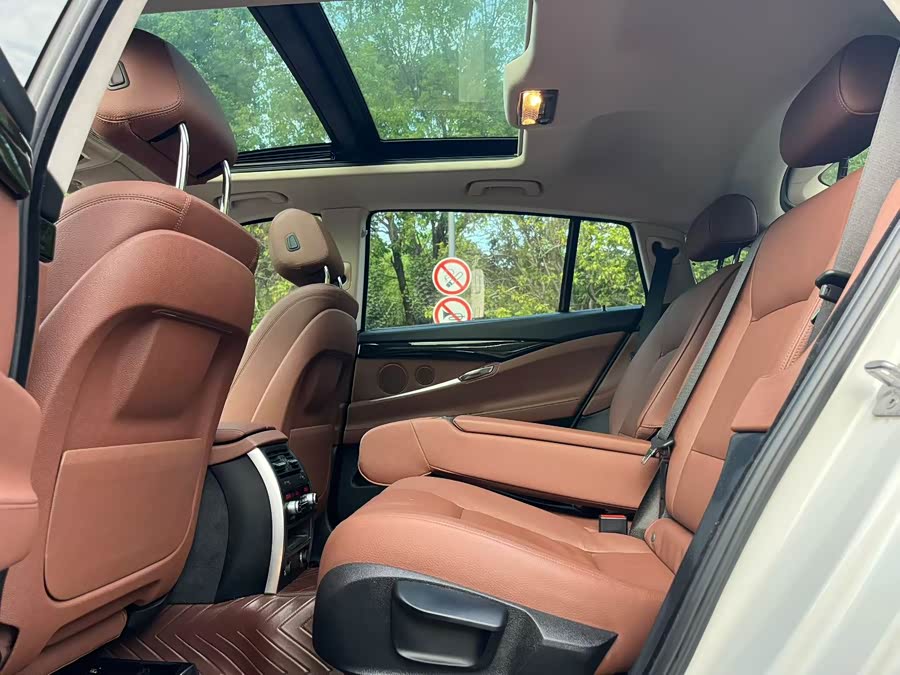 BMW 5 Series GT 2017 immagine di auto #9