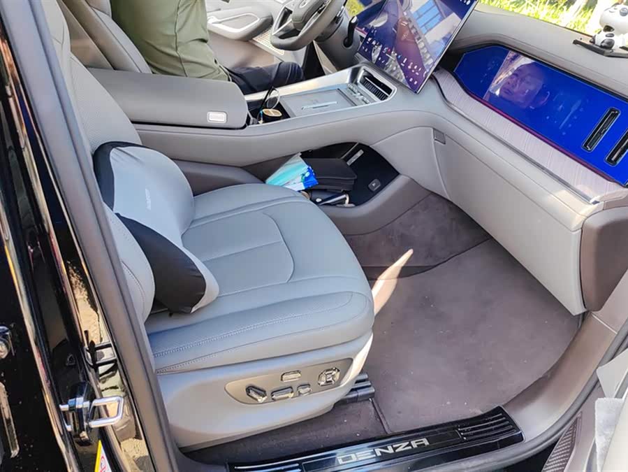 Denza N9 2025 immagine di auto #9