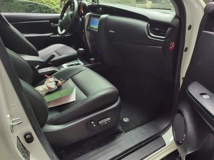 Toyota Fortuner 2018 immagine di auto #9