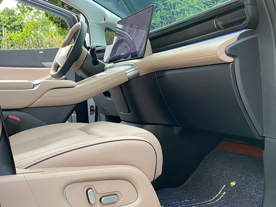 Xpeng X9 2024 immagine di auto #9