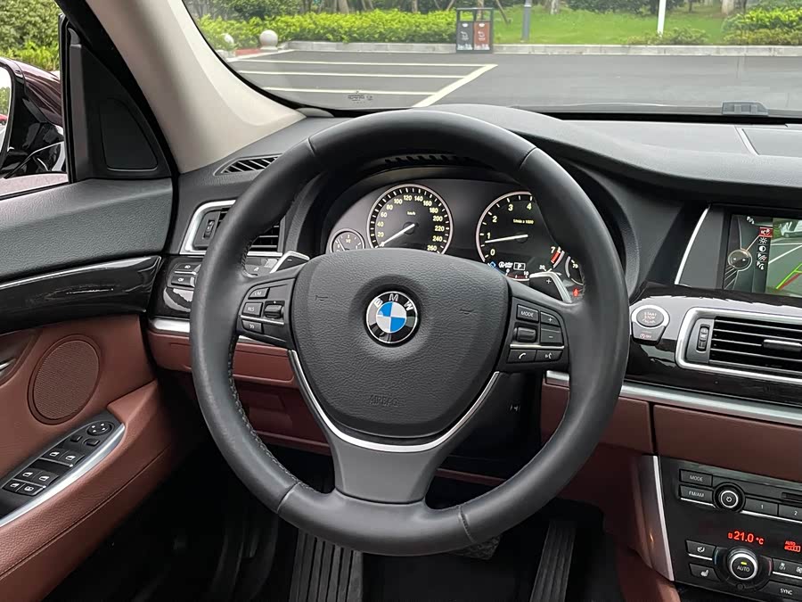 BMW 5 Series GT 2014 immagine di auto #9