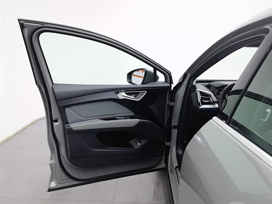 Audi Q4 e-tron 2023 صورة سيارة #9