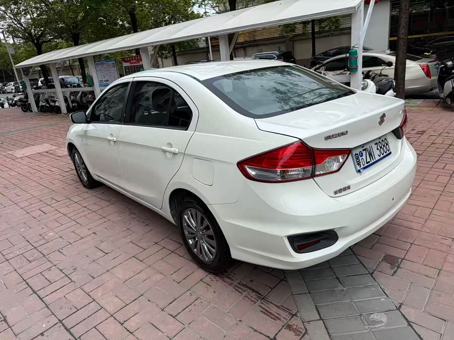 Suzuki Ciaz 2015 изображение автомобиля #9