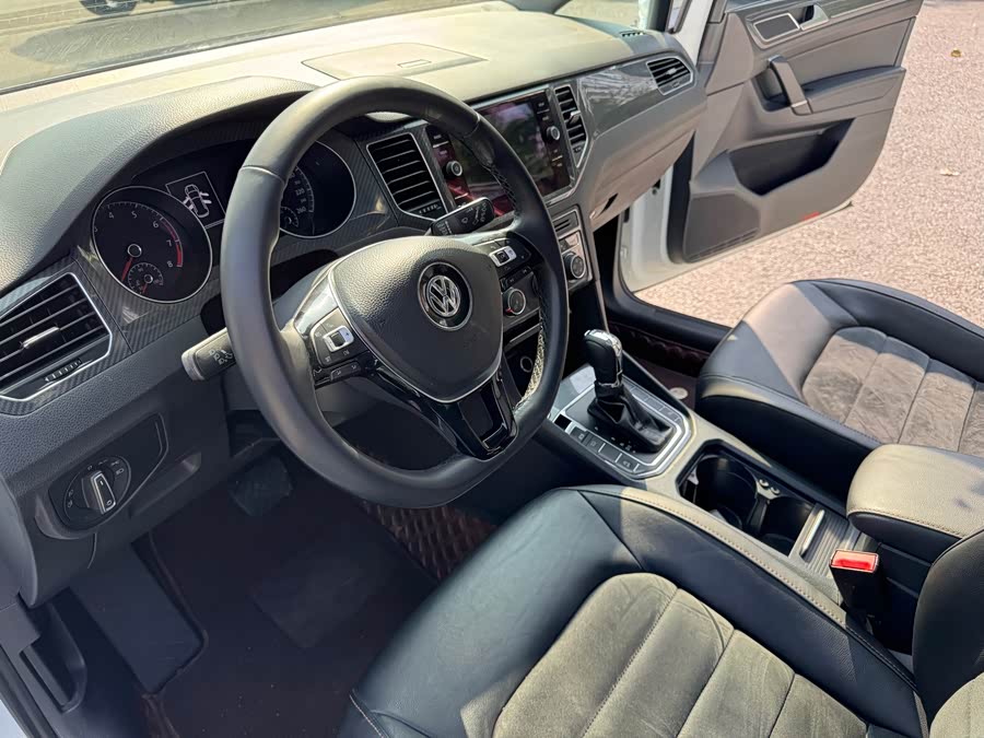 Volkswagen Golf Sportsvan 2018 car image #9