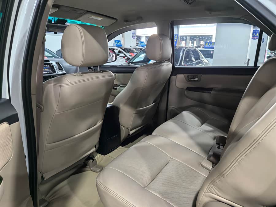 Toyota Fortuner 2015 immagine di auto #9