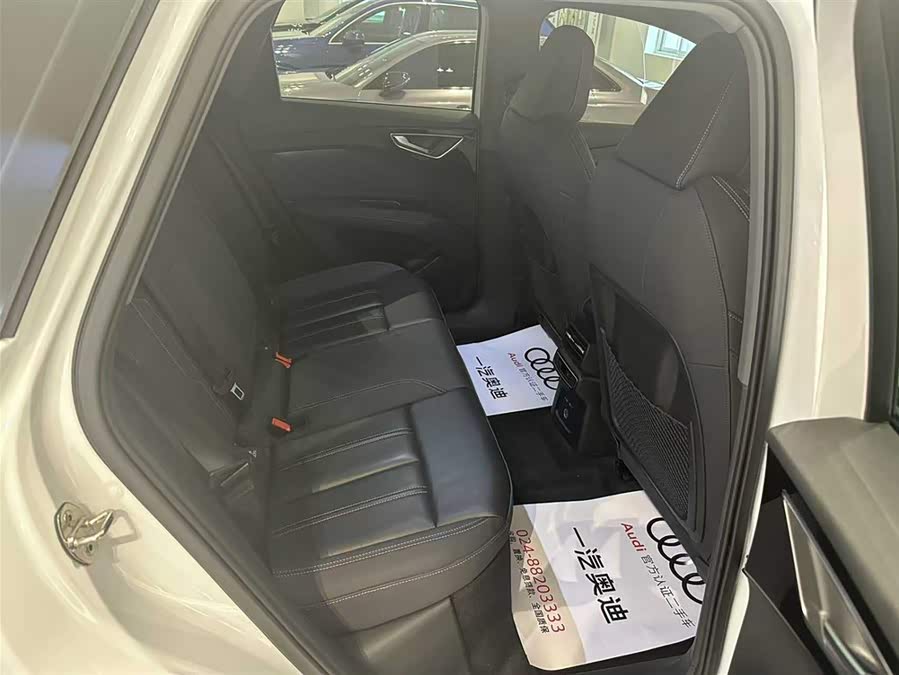 Audi Q4 e-tron 2023 immagine di auto #9