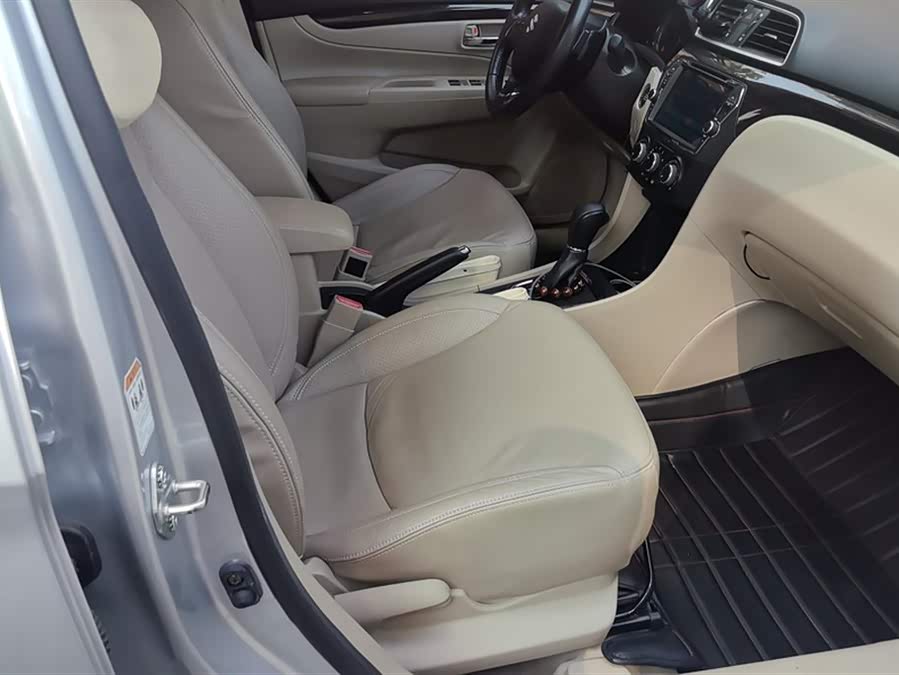 Suzuki Ciaz 2015 изображение автомобиля #9