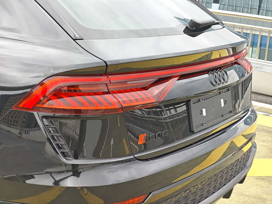 Audi RS Q8 car image #9