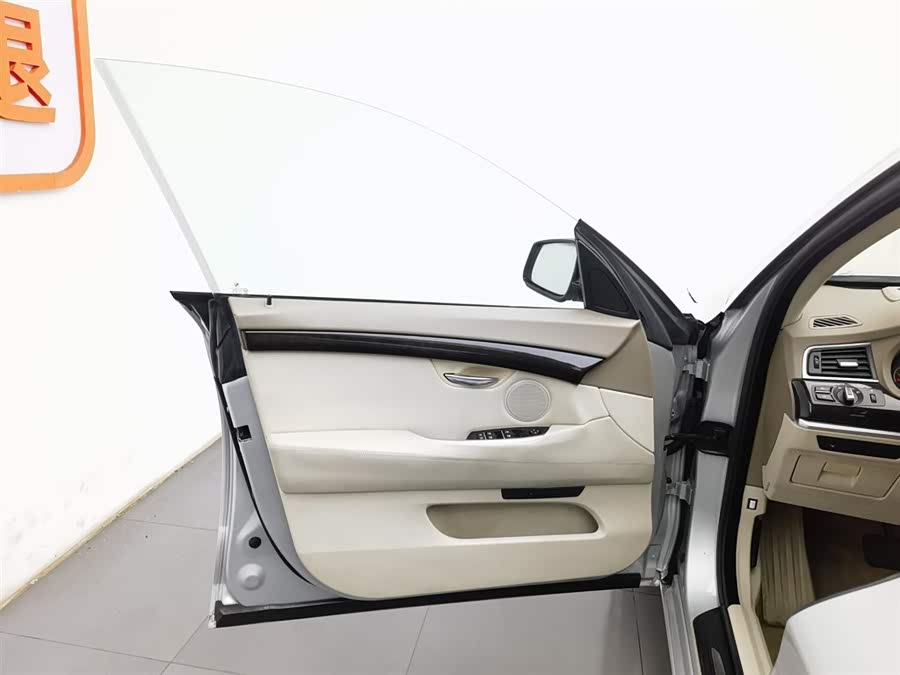 BMW 5 Series GT 2010 صورة سيارة #9