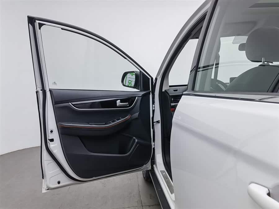 Forthing SX6 2018 car image #9