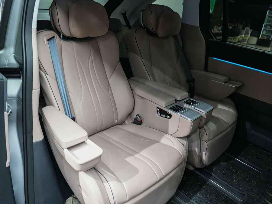 Xpeng X9 2025 صورة سيارة #9