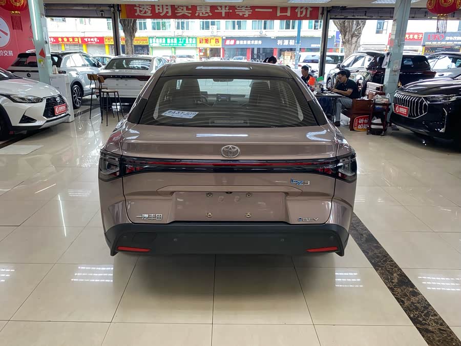 BYD e1 2023 car image #9