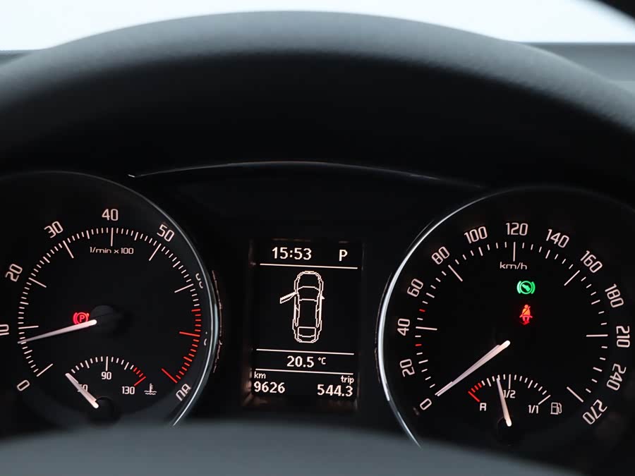 Skoda Superb 2015 car image #9