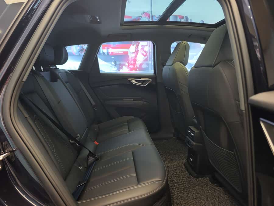 Audi Q4 e-tron 2025 immagine di auto #9