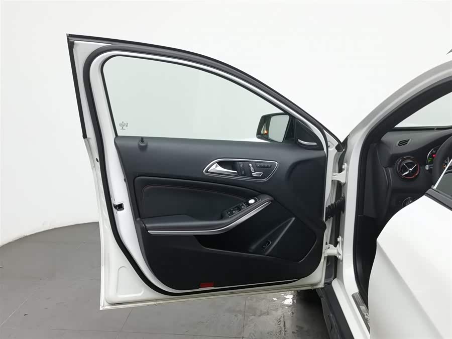 Mercedes-Benz GLA AMG 2018 car image #9