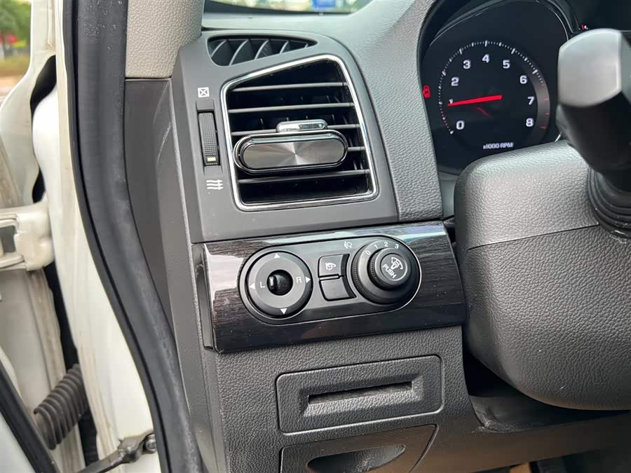 Chevrolet Captiva 2017 car image #9