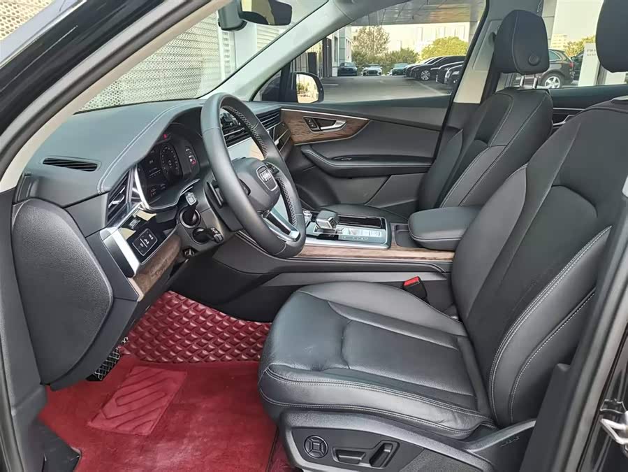 Audi Q7 2024 صورة سيارة #9