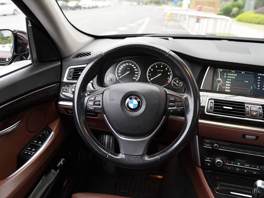 BMW 5 Series GT 2010 immagine di auto #9