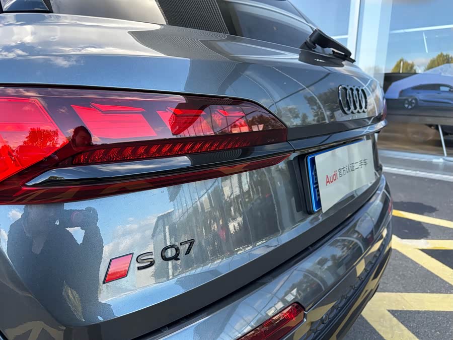 Audi SQ7 2024 car image #9