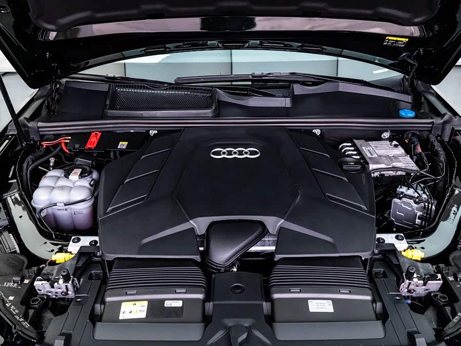 Audi Q7 2023 car image #9